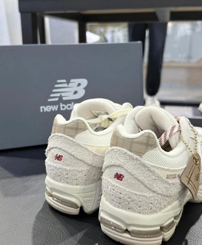 NEW BALANCE 2002R | BEIGE CHECKERED