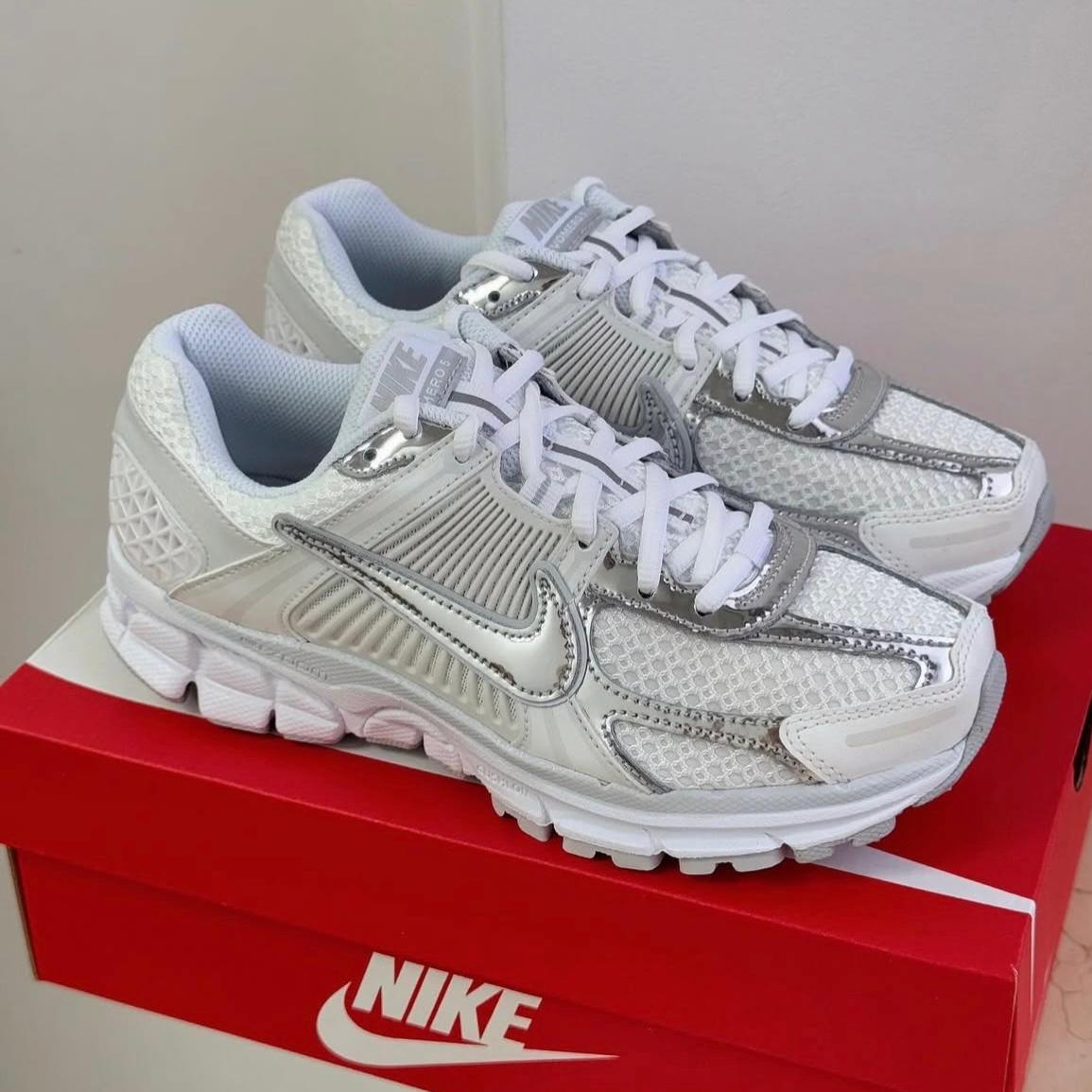 NIKE ZOOM VOMERO 5 | WHITE SILVER