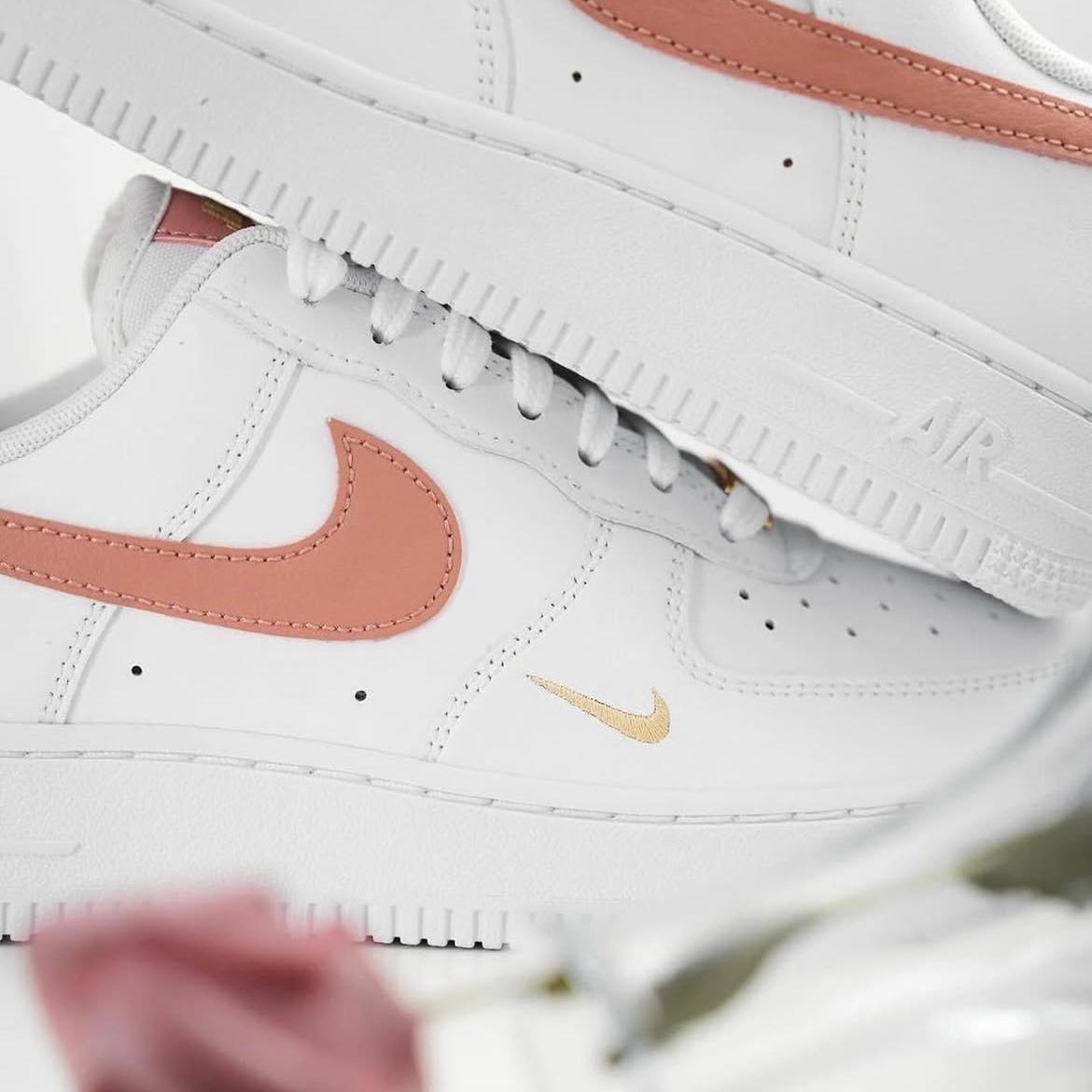 NIKE AIR FORCE 1 MINI SWOOSH | WHITE ROSE PINK