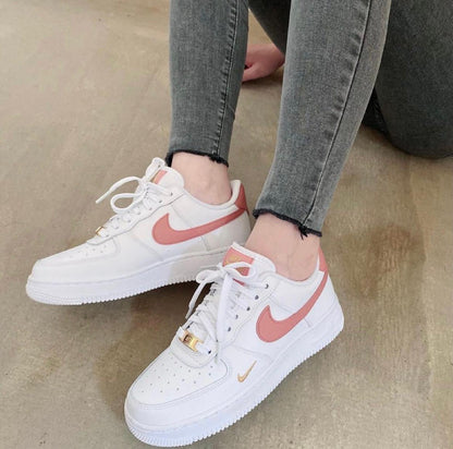 NIKE AIR FORCE 1 MINI SWOOSH | WHITE ROSE PINK