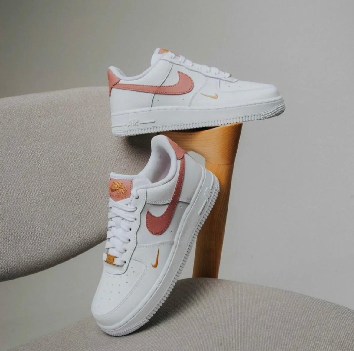 NIKE AIR FORCE 1 MINI SWOOSH | WHITE ROSE PINK