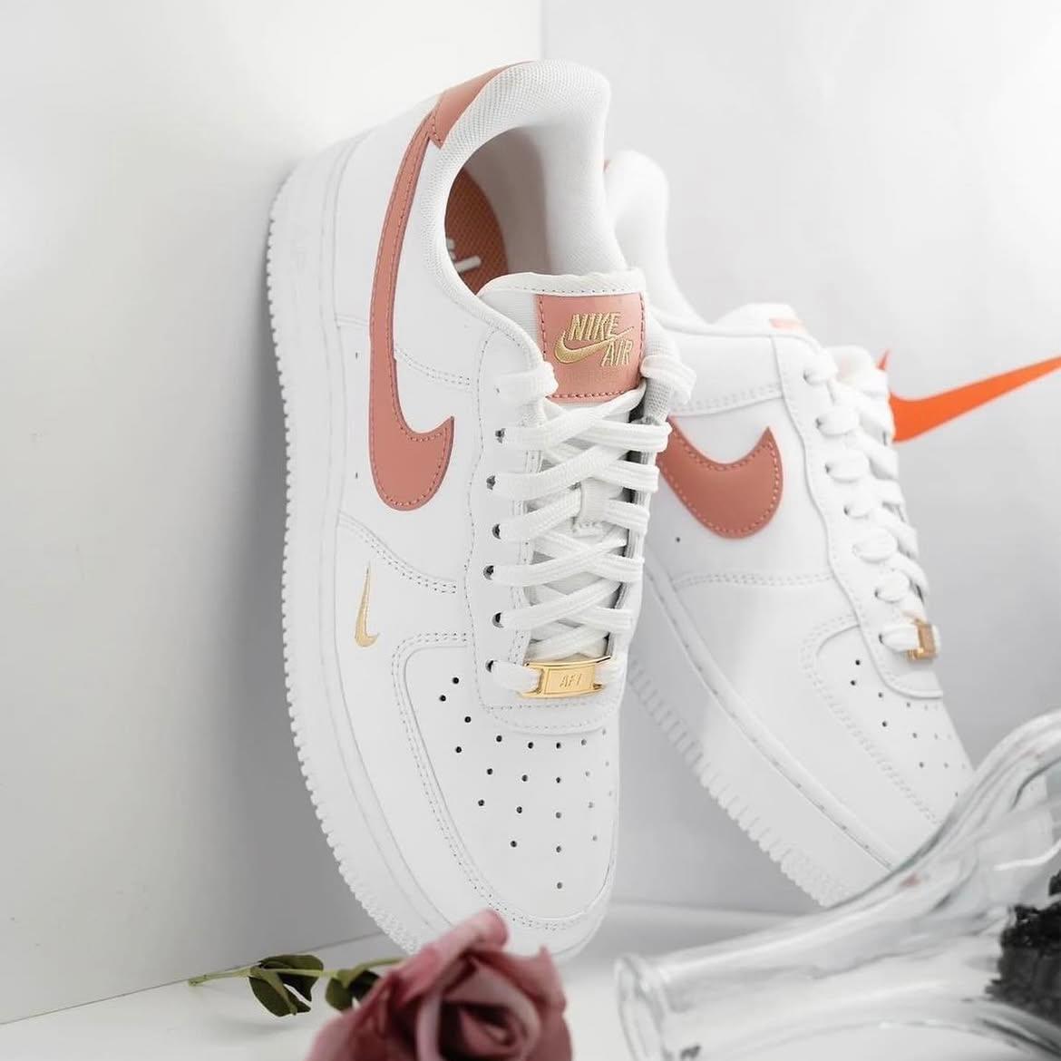 NIKE AIR FORCE 1 MINI SWOOSH | WHITE ROSE PINK